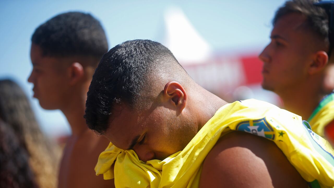 Los hinchas de Brasil reaccionan después de que el partido de la Copa Mundial de su equipo contra Croacia terminó en un empate, que los eliminó del torneo organizado por Qatar, después de ver el partido en una pantalla instalada en el FIFA Fan Fest Arena en la playa de Copacabana en Río de Janeiro. Brasil, viernes 9 de diciembre de 2022. (AP Photo/Bruna Prado)
