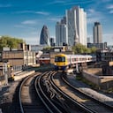 Tren que sale de la ciudad, Londres, Reino Unido
