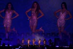 Con luces y efectos visuales de última generación, Shakira se paseó por todas las etapas de sus tres décadas de carrera desde su salto a la fama internacional con "Pies descalzos" en 1995. (Photo by Pablo PORCIUNCULA / AFP)