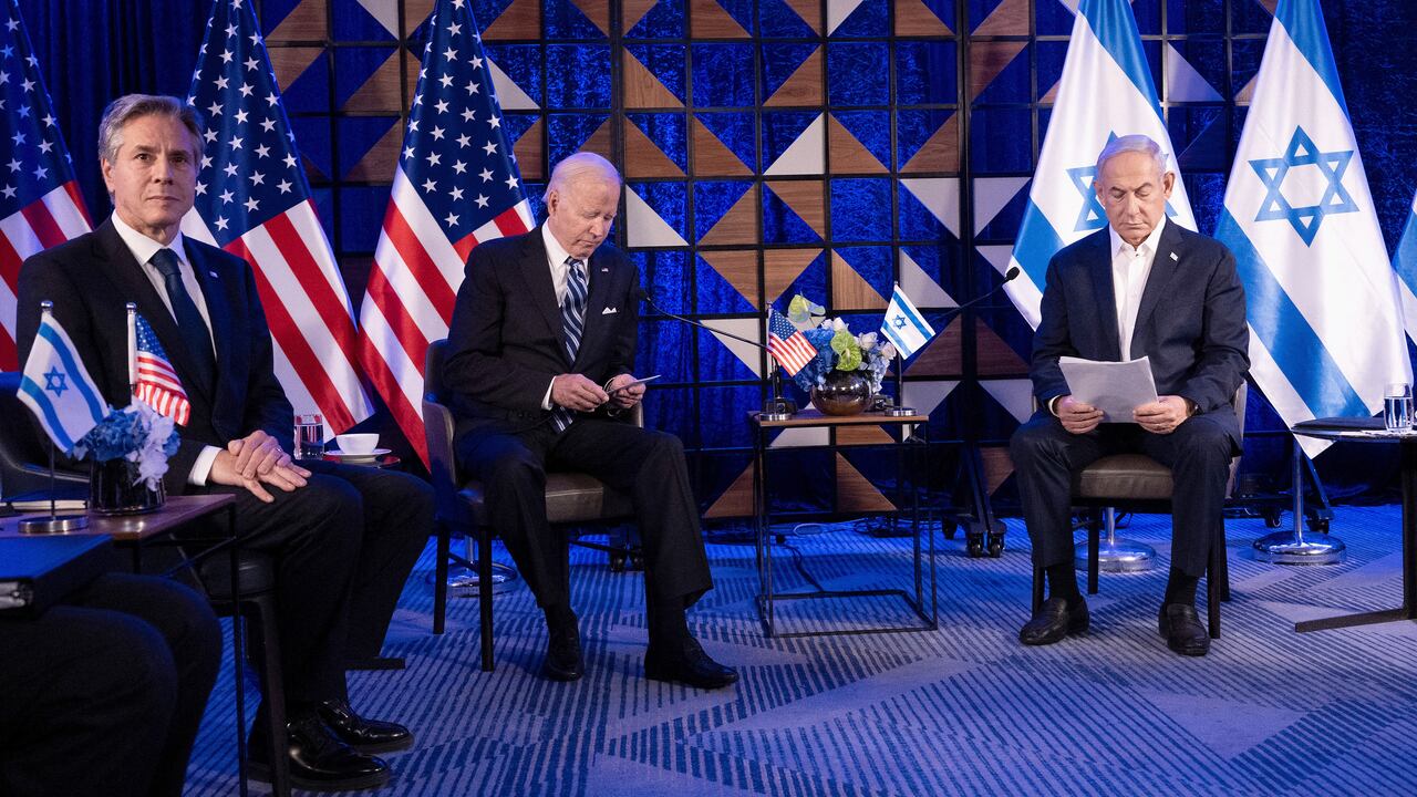 El Presidente de los Estados Unidos, Joe Biden, aterrizó en Tel Aviv Aviv el 18 de octubre de 2023, cuando la ira en Medio Oriente estalló después de que cientos de personas murieran cuando un cohete impactó un hospital en Gaza, devastada por la guerra, y Israel y los palestinos se apresuraron a intercambiar culpas. (Foto de Brendan Smialowski / AFP)