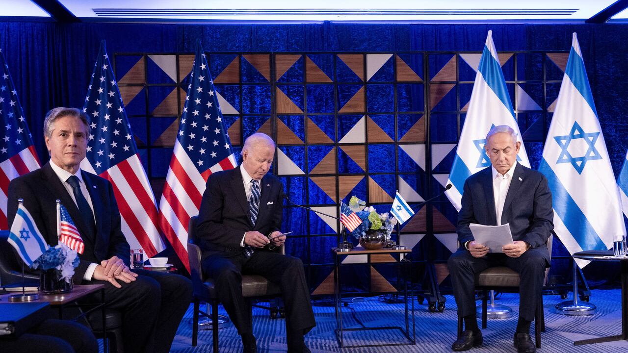 El Secretario de Estado de los Estados Unidos, Antony Blinken (i), y el Presidente de los Estados Unidos, Joe Biden (arriba C), escuchan mientras el Primer Ministro de Israel, Benjamin Netanyahu (derecha), lee unas declaraciones antes de su reunión en Tel Aviv el 18 de octubre de 2023. (Foto de Brendan Smialowski / AFP)