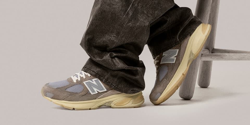 Zapatillas New Balance 1300JP 2025 color gris Mirage Gray, con detalles en cuero y malla.