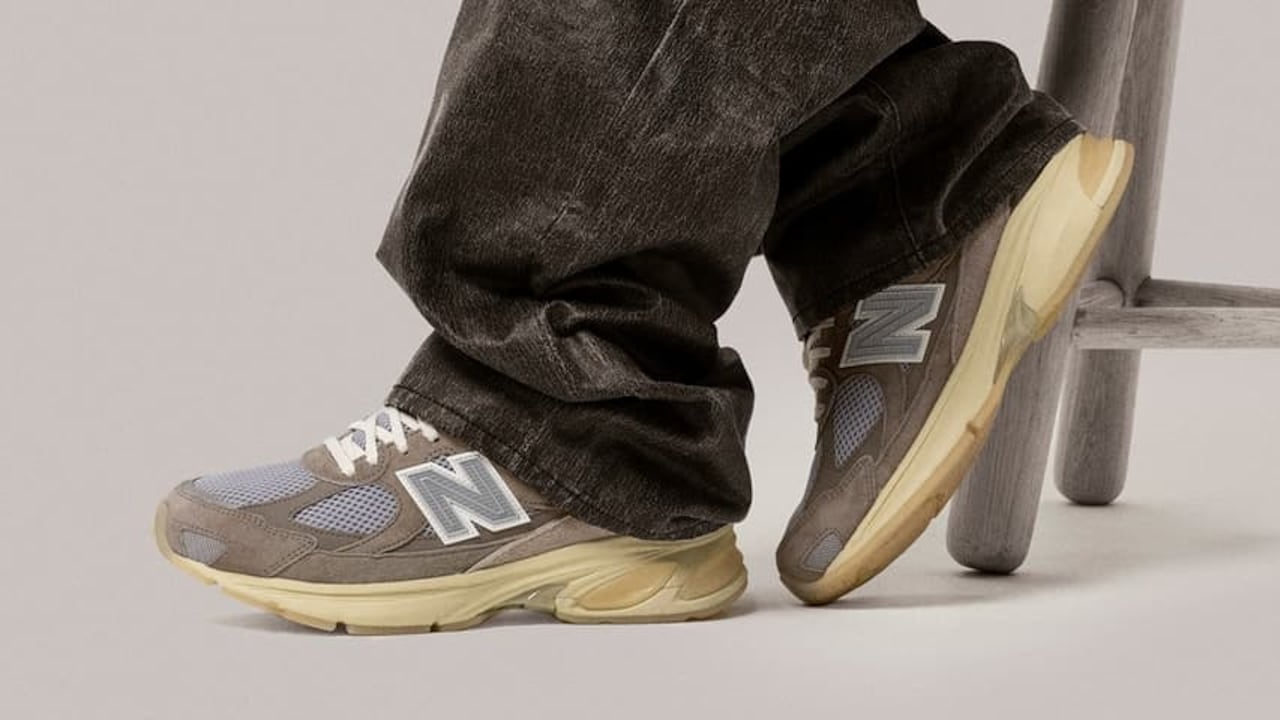 Vista frontal del New Balance 1300JP 2025 en su característico color gris Mirage Gray, parte de la colección Grey Days.