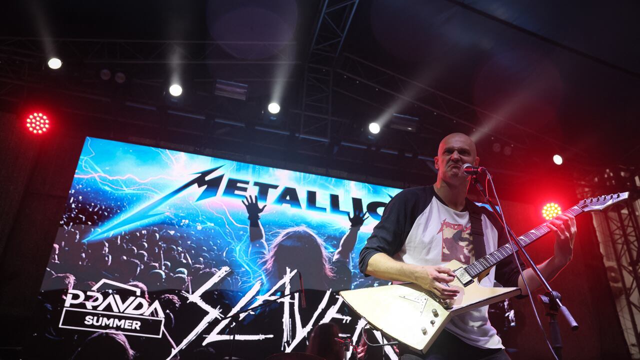 Dark Secret Love, la banda moscovita de versiones de metal, se presenta en un concierto en Moscú el 8 de junio de 2025. Las bandas que interpretan versiones de diversos géneros musicales son cada vez más populares en Rusia, donde las bandas occidentales ya no acuden tras el inicio de la campaña militar de Moscú en Ucrania en 2022.. Foto: Olesya KURPYAYEVA / AFP.