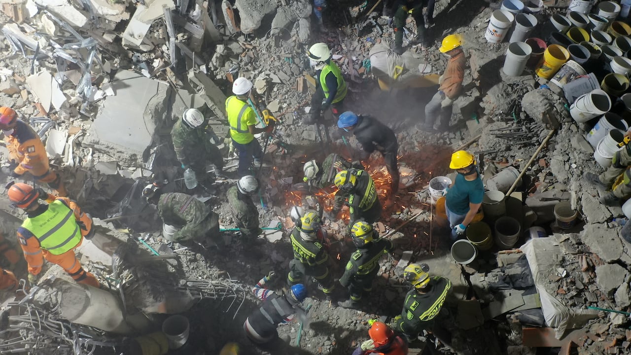 Equipos de rescate del Ejército, Policía, Defensa Civil, Bomberos, Cruz Roja y ciudadanos voluntarios continúan la búsqueda en el centro de Pereira.