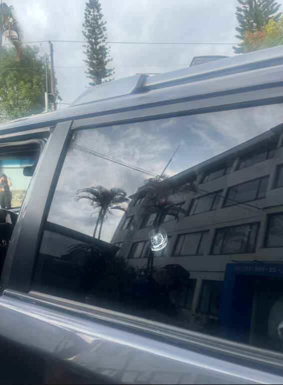 La camioneta en la que se movilizaba un magistrado auxiliar de la JEP fue atacada.