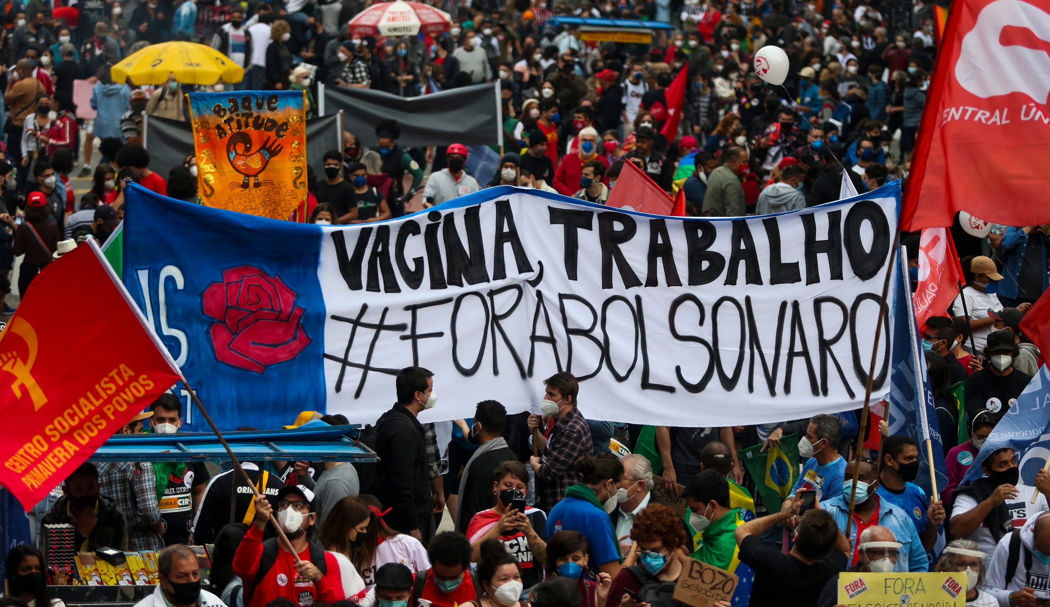 Las protestas contra el mandatario hansido multitudinarias en ciudades como Sao Paulo, donde esta pancarta expresó: #Fuera Bolsonaro, además de pedir vacunas y trabajo.