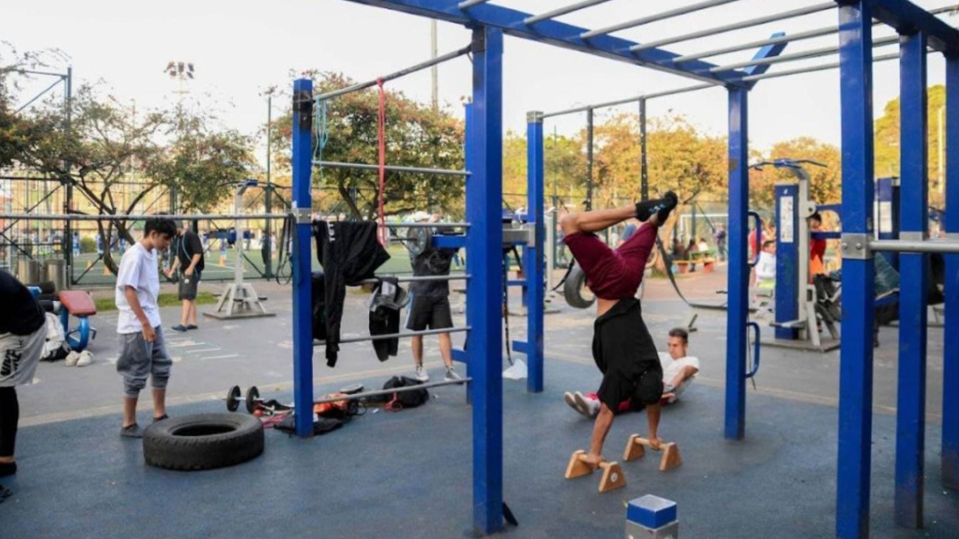 Gimnasio bajo puentes en Bogotá