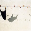 Las prendas de color negro deben ser lavadas aparte de la de colores diferentes.