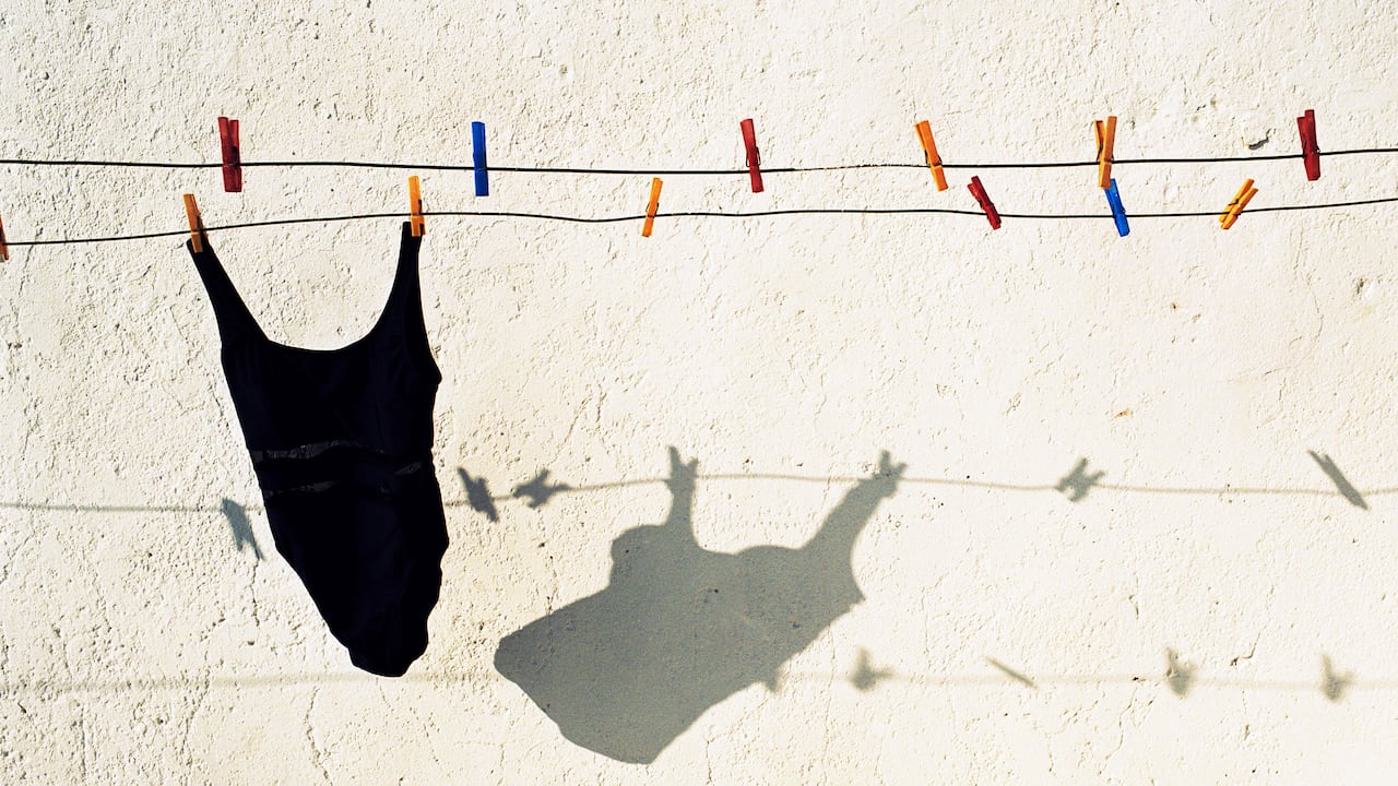 Las prendas de color negro deben ser lavadas aparte de la de colores diferentes.