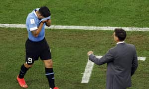 Soccer Football - FIFA World Cup Qatar 2022 - Group H - Ghana v Uruguay - Al Janoub Stadium, Al Wakrah, Qatar - December 2, 2022 Uruguay's Luis Suarez walks off the pitch after being substituted by Uruguay coach Diego Alonso REUTERS/Albert Gea