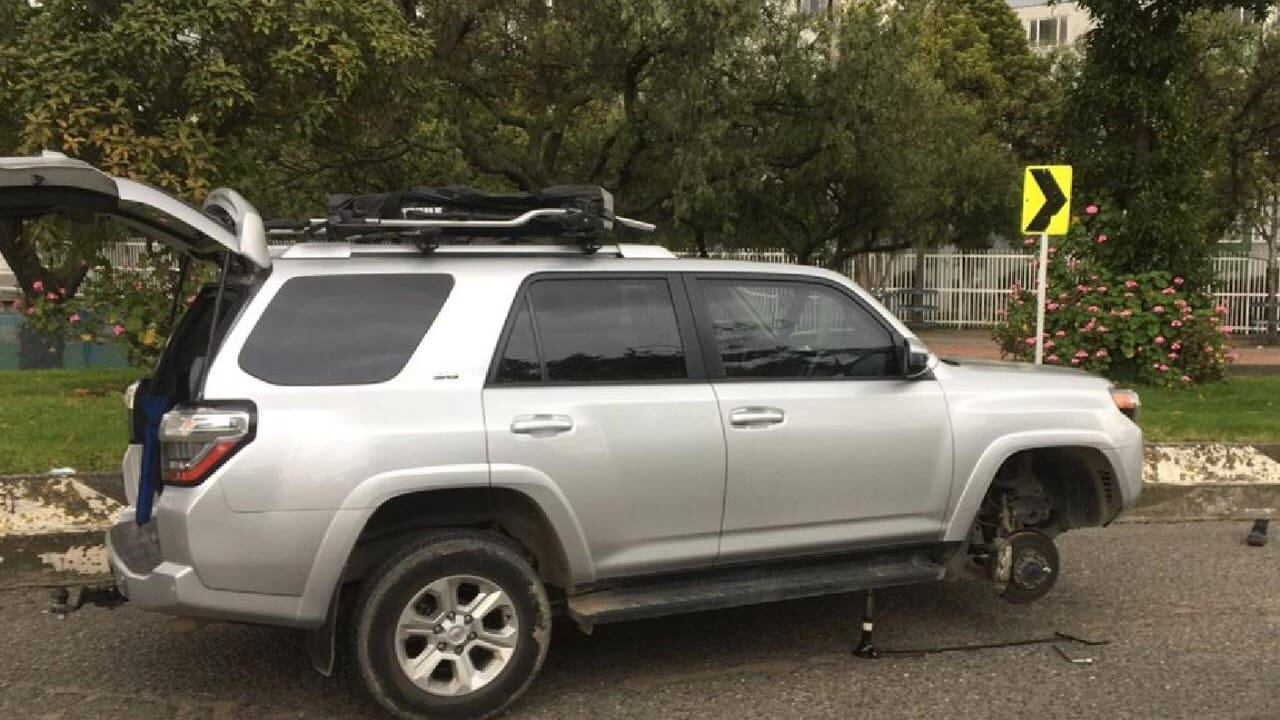 Ciudadano denuncia a delincuentes que intencionalmente pinchan las llantas de los vehículos sobre la calle 80.