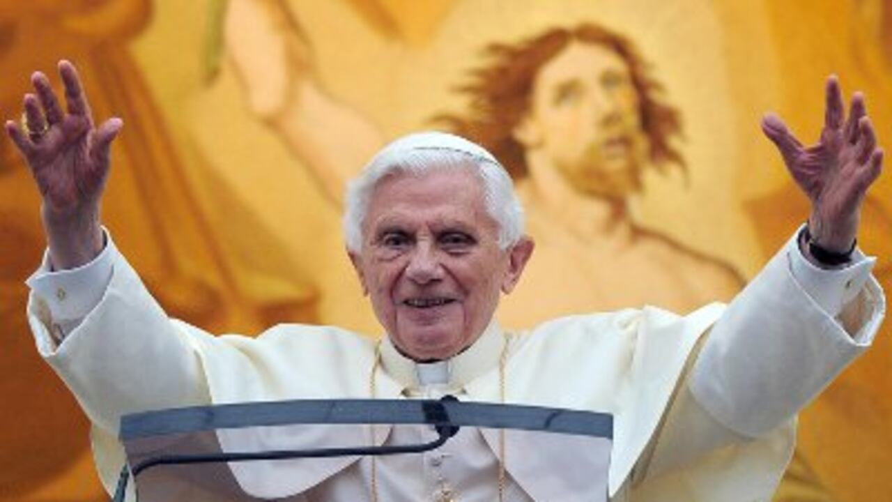 El papa Benedicto XVI saluda a los feligreses durante el tradicional rezo del Ángelus dominical, que dirigió desde el palacio apostólico de Castelgandolfo, a unos 30 kilómetros al sur de Roma, Italia.