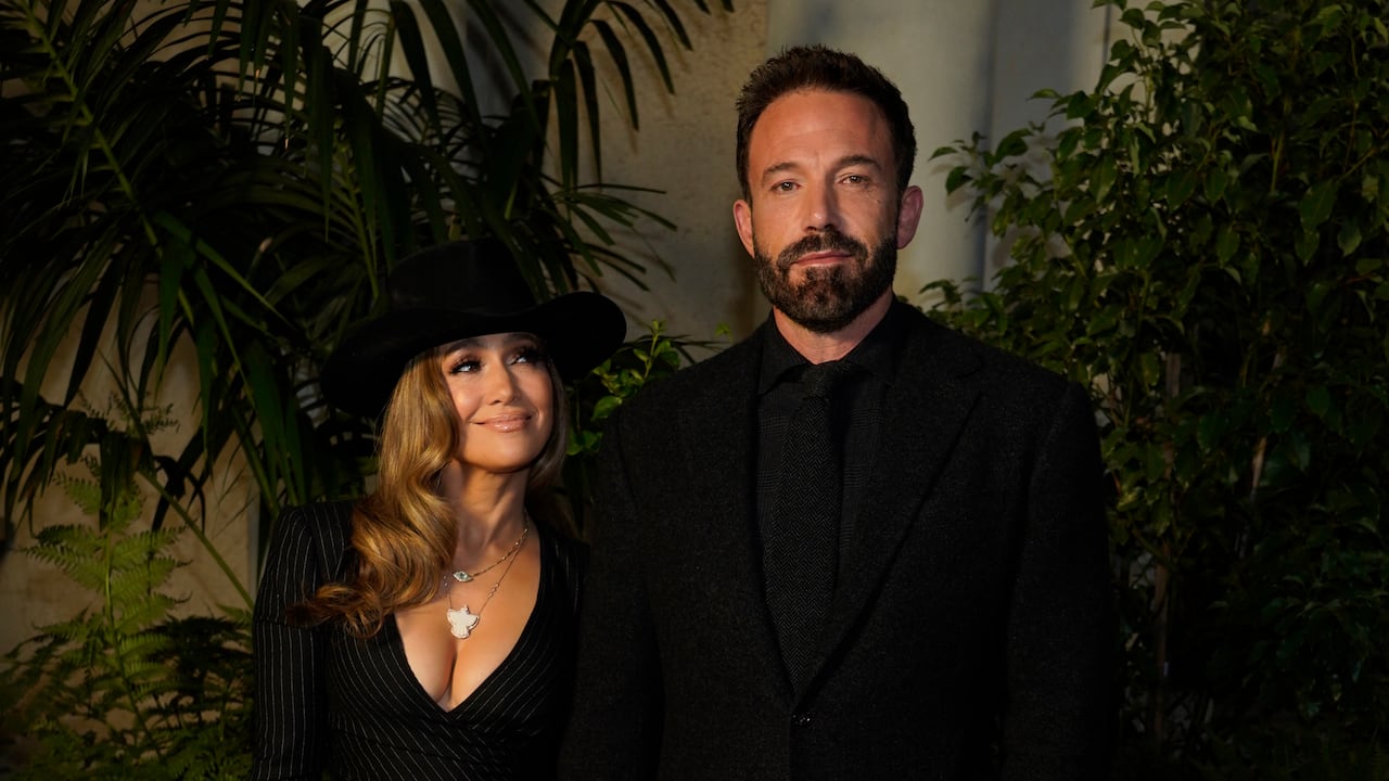 Jennifer Lopez, izquierda, y Ben Affleck llegan a la Ralph Lauren Spring 2023 Fashion Experience el jueves 13 de octubre de 2022 en The Huntington en Pasadena, California (AP Photo / Chris Pizzello)