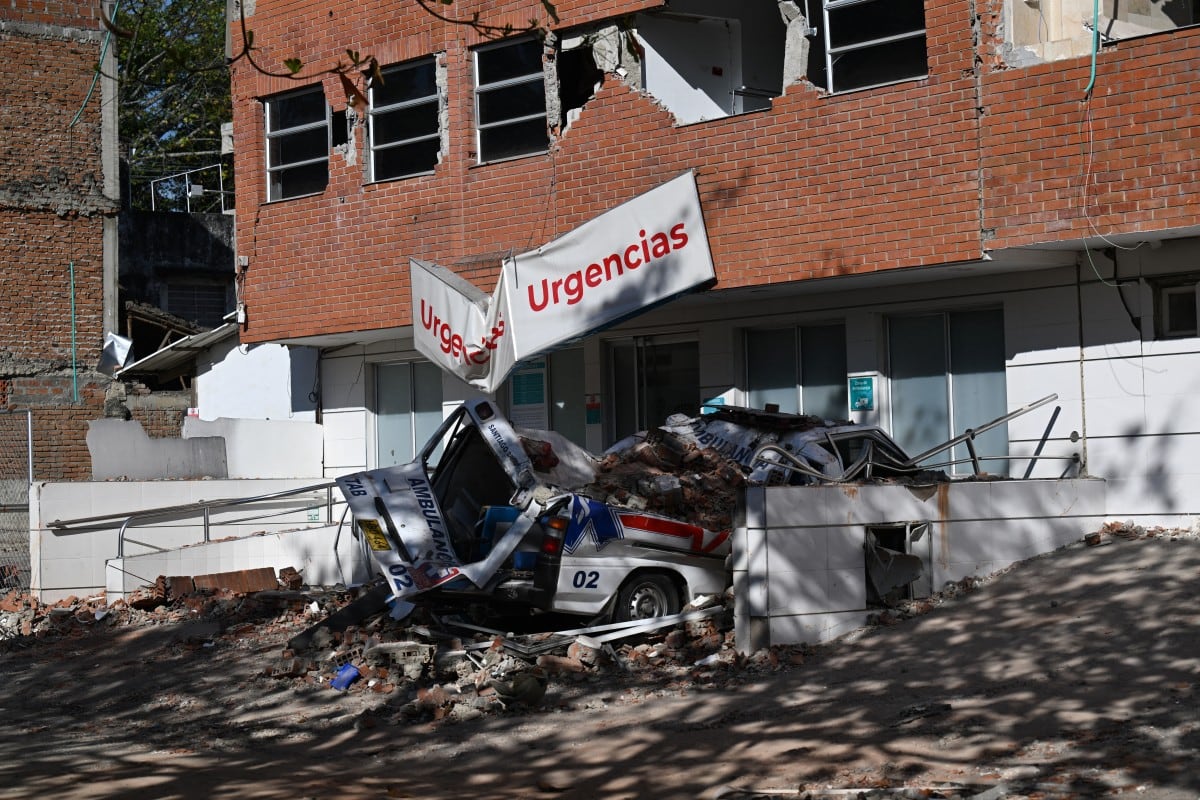 Vista de una ambulancia destruida frente a un hospital dañado en Cali, Colombia, el 13 de agosto de 2026, tres días después de un terremoto de magnitud 7,4.