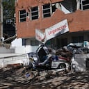 Vista de una ambulancia destruida frente a un hospital dañado en Cali, Colombia, el 13 de agosto de 2026, tres días después de un terremoto de magnitud 7,4.