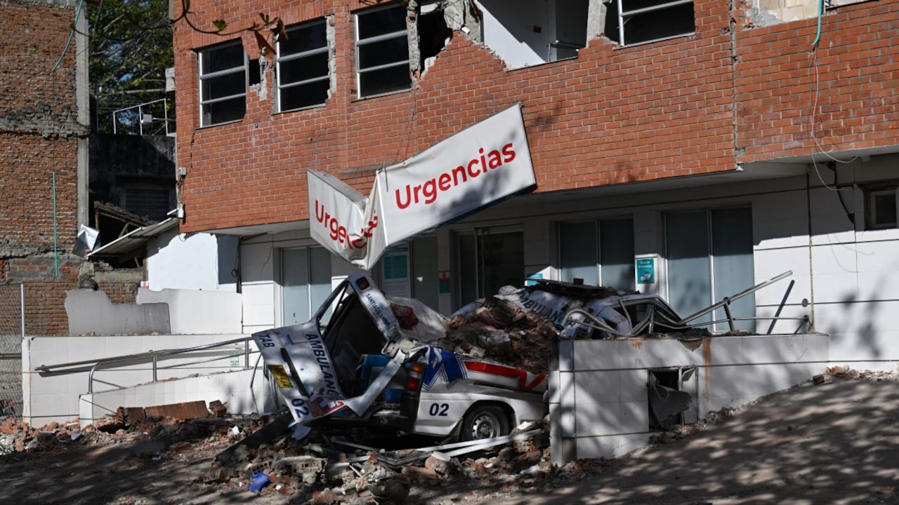 Vista de una ambulancia destruida frente a un hospital dañado en Cali, Colombia, el 13 de agosto de 2026, tres días después de un terremoto de magnitud 7,4.