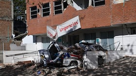 Vista de una ambulancia destruida frente a un hospital dañado en Cali, Colombia, el 13 de agosto de 2026, tres días después de un terremoto de magnitud 7,4.