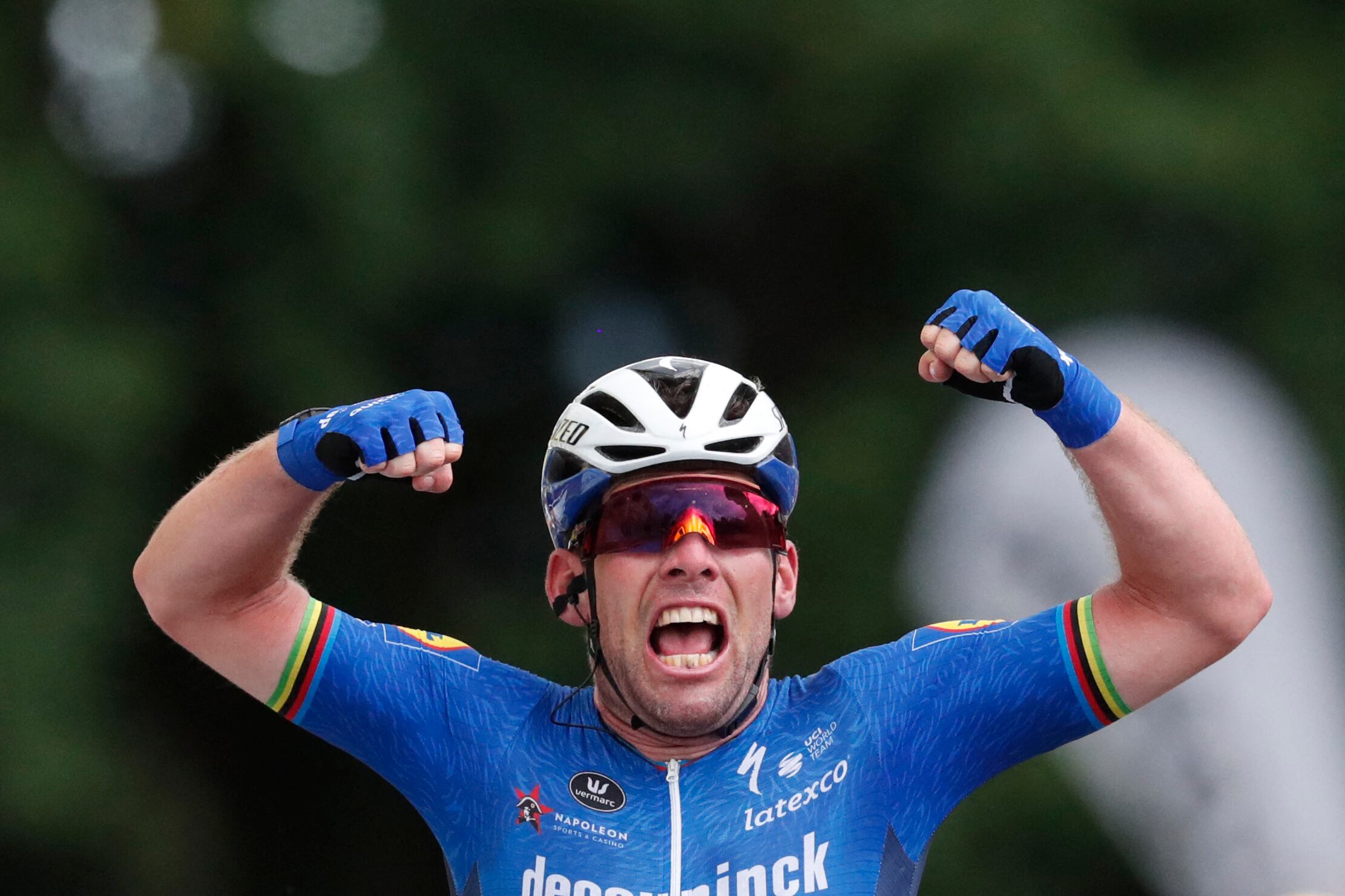 Mark Cavendish de Gran Bretaña, ganador de la etapa Team Deceuninck Quickstep, celebra al cruzar la línea de meta de la cuarta etapa de la 108a edición de la carrera ciclista del Tour de Francia, 150 km entre Redon y Fougeres, el 29 de junio de 2021 (Foto de Guillaume). Horcajuelo / PISCINA / AFP)