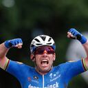 Mark Cavendish de Gran Bretaña, ganador de la etapa Team Deceuninck Quickstep, celebra al cruzar la línea de meta de la cuarta etapa de la 108a edición de la carrera ciclista del Tour de Francia, 150 km entre Redon y Fougeres, el 29 de junio de 2021 (Foto de Guillaume). Horcajuelo / PISCINA / AFP)