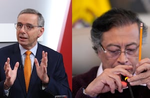 De izquierda a derecha: Miguel Gómez Martínez y Gustavo Petro.