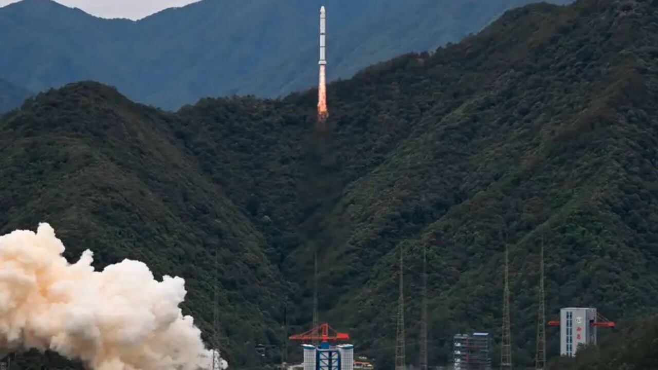 Un satélite, construido por Francia y China, fue lanzado el sábado con el objetivo de detectar colosales explosiones en el universo.