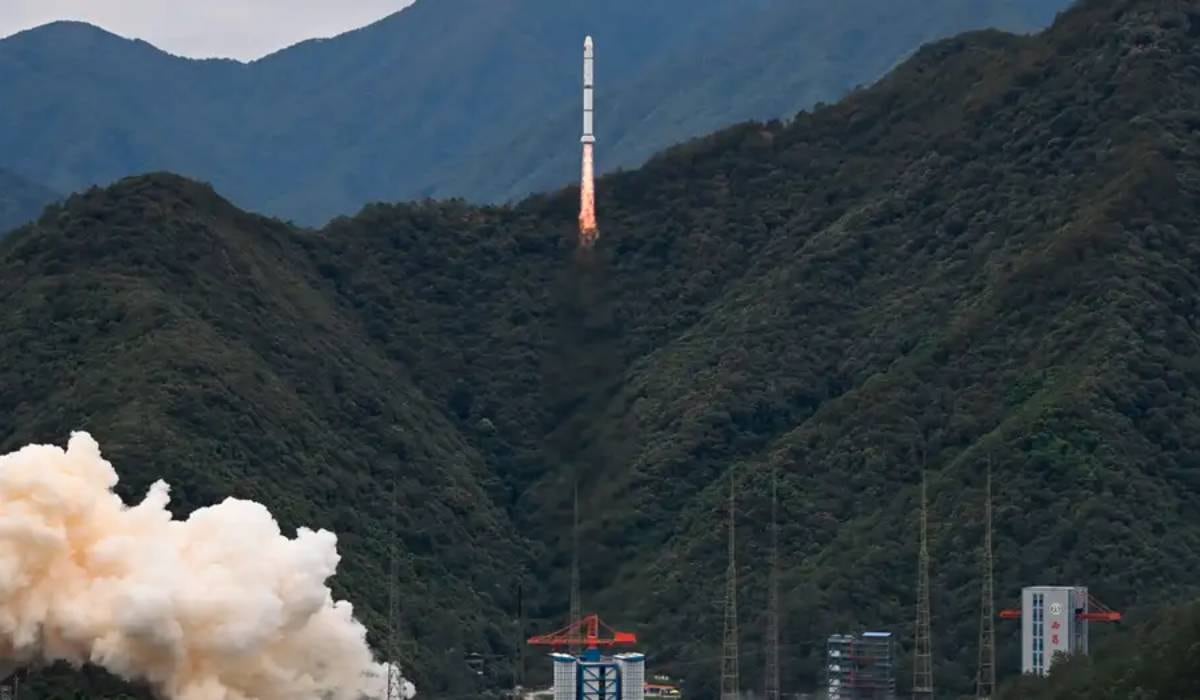 Un satélite, construido por Francia y China, fue lanzado el sábado con el objetivo de detectar colosales explosiones en el universo.