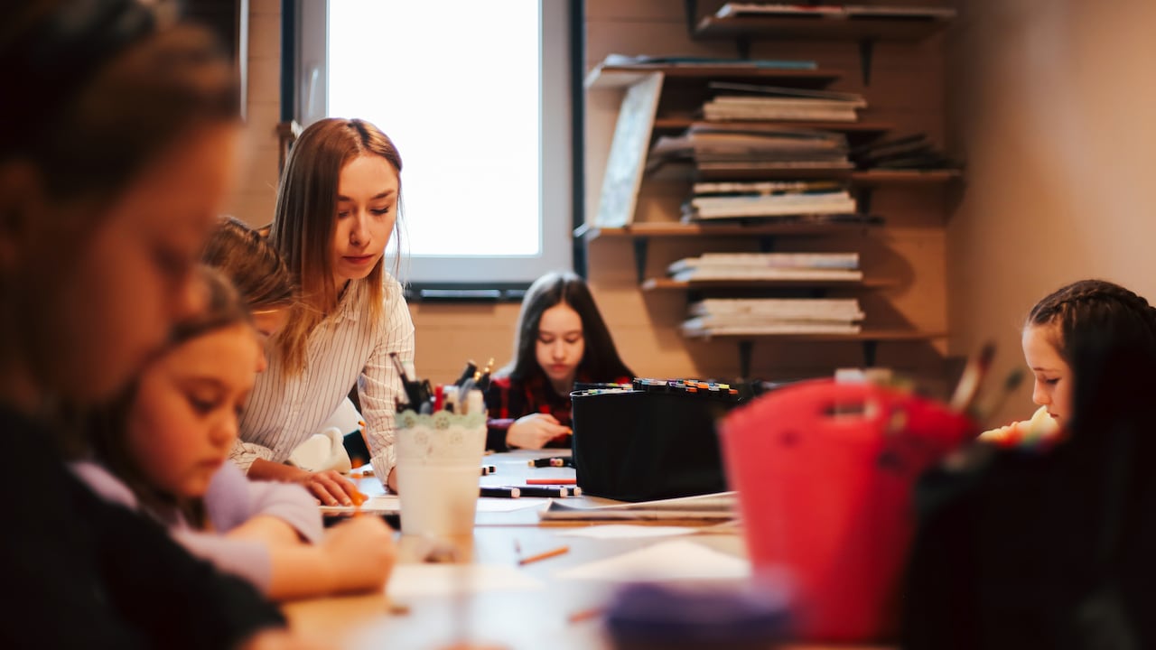 Docente con sus estudiantes