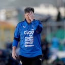 Eduardo Berizzo, técnico de la selección de Paraguay, se lleva una mano al rostro durante el encuentro que perdió ante Bolivia