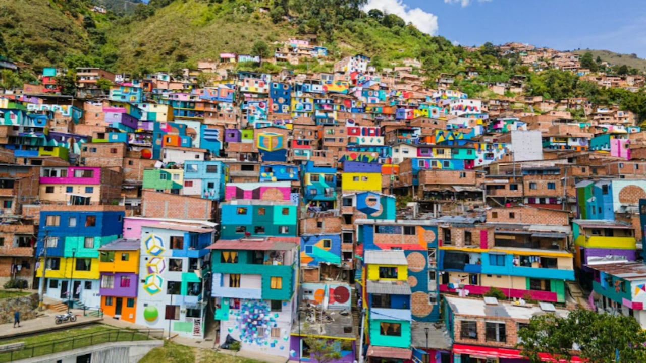 Mural de 'Constelaciones' inaugurado en Medellín.