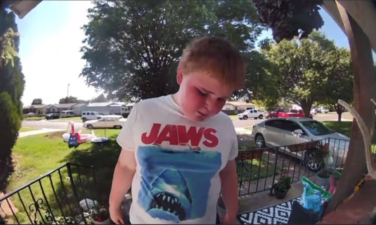 El niño, desesperado por no tener amigos decide pedirle ayuda a un vecino