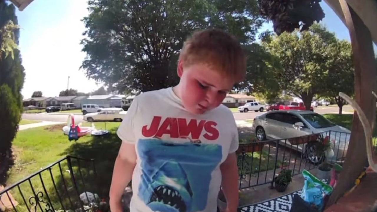 El niño, desesperado por no tener amigos decide pedirle ayuda a un vecino