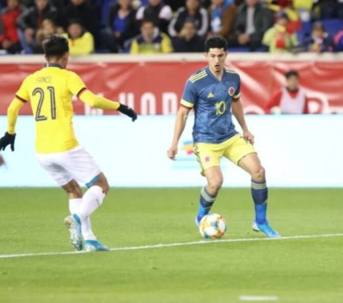 Steven Alzate usando 'la 10' de Colombia, ante Ecuador, en 2019.