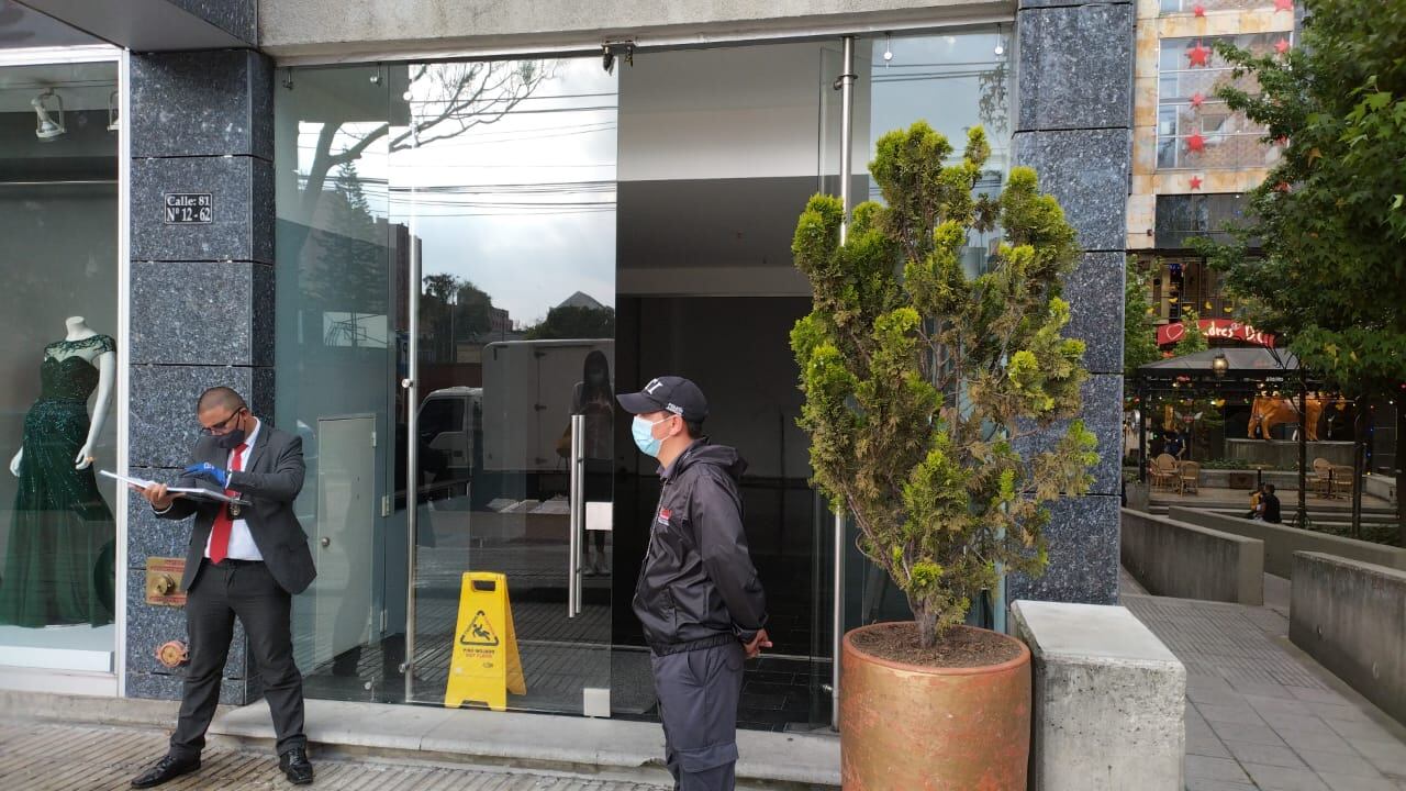 Fiscalía allanó peluquería de Mauricio Leal. Más de 20 investigadores del CTI llegaron al establecimiento para recuperar material probatorio.