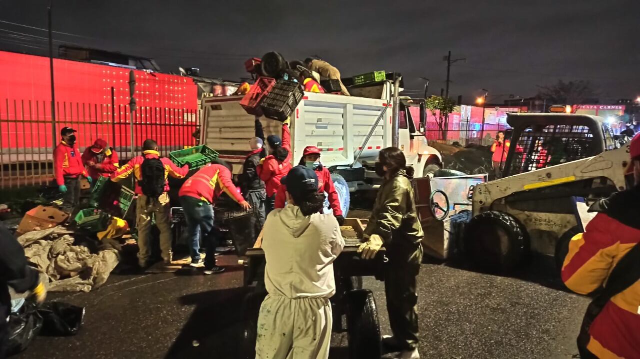 El trabajo nocturno de los recicladores y el equipo de basura en Corabastos.
