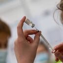 Una farmacéutica llena una jeringa con una dosis de la vacuna de Johnson y Johnson en Amberes, Bélgica