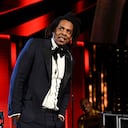 - Jay-Z: Shawn Corey Carter, es un rapero, productor, empresario y, ocasionalmente actor estadounidense. Es uno de los artistas de hip-hop más exitosos económicamente en Estados Unidos y mundialmente, y posee un patrimonio neto de más de 1.400 millones de dólares en 2021. (Photo by Kevin Mazur/Getty Images for The Rock and Roll Hall of Fame )