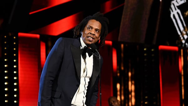 - Jay-Z: Shawn Corey Carter, es un rapero, productor, empresario y, ocasionalmente actor estadounidense. Es uno de los artistas de hip-hop más exitosos económicamente en Estados Unidos y mundialmente, y posee un patrimonio neto de más de 1.400 millones de dólares en 2021. (Photo by Kevin Mazur/Getty Images for The Rock and Roll Hall of Fame )