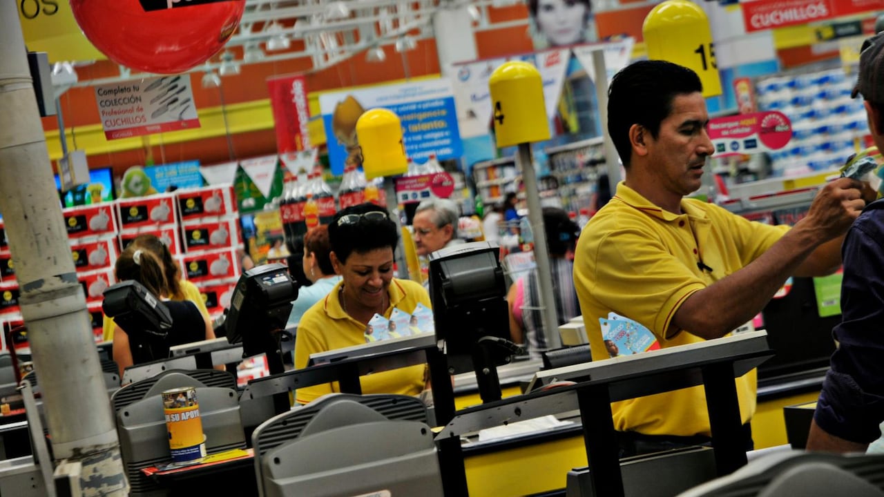 Conozca las empresas que están buscando cajeros para trabajar. Revise estas y otras vacantes en: https://www.semana.com/empleos/