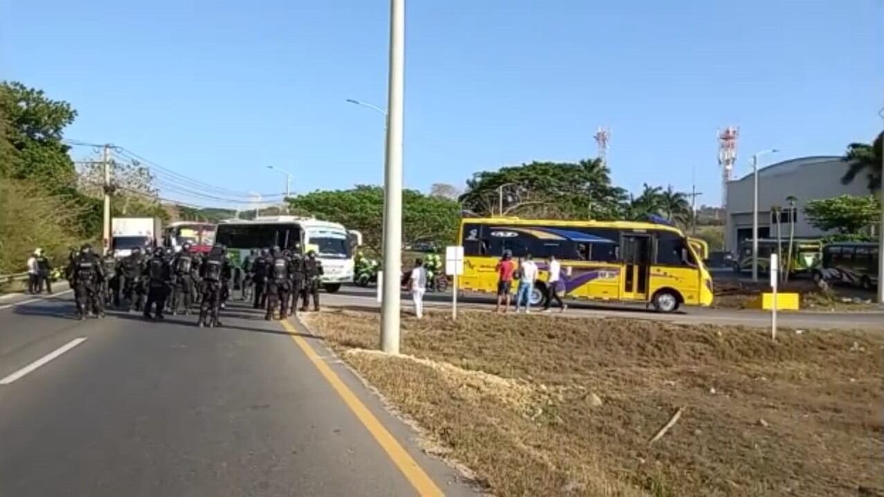 Buses intermunicipales en el peaje de Turbaco