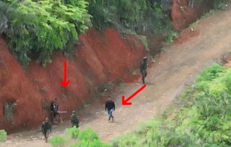 Los sujetos señalados con la flechas serían presuntos integrantes de grupos ilegales, y quienes estarían patrullando al lado del Ejército en el Cauca.