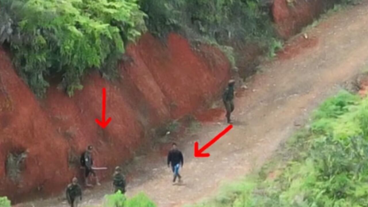 Los sujetos señalados con la flechas serían presuntos integrantes de grupos ilegales, y quienes estarían patrullando al lado del Ejército, en el Cauca.