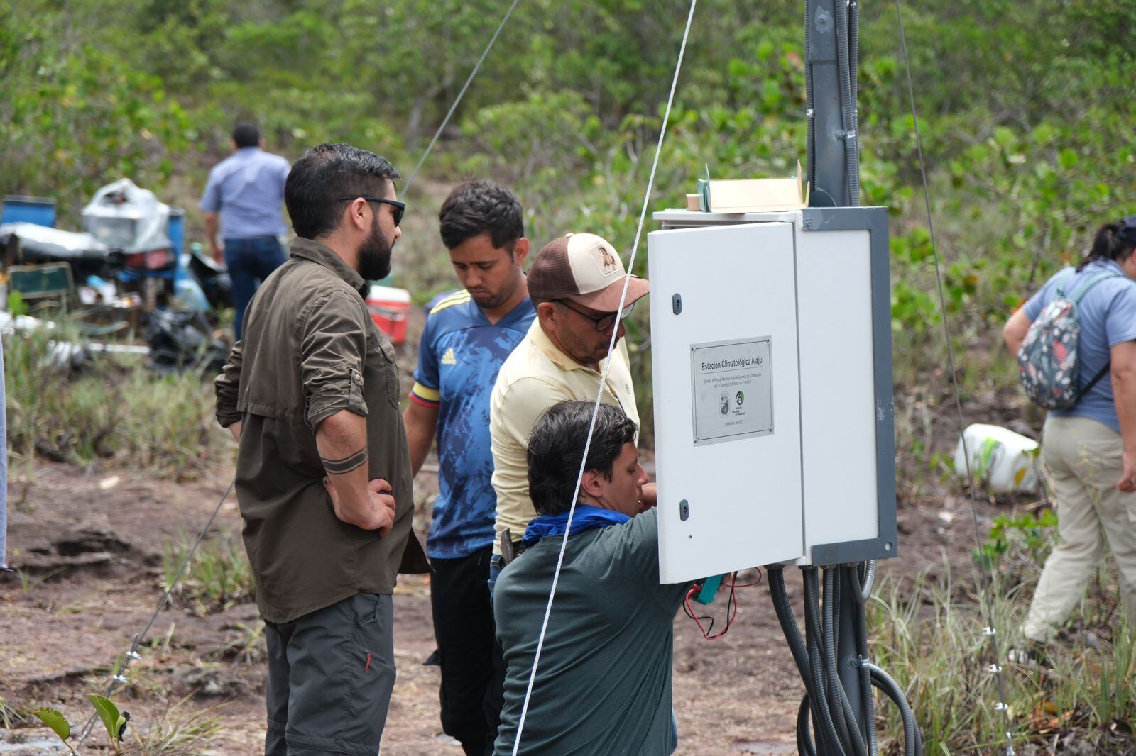 En un hito de la investigación científica y la conservación ambiental, la primera estación climatológica en el Parque Nacional Natural Serranía de Chiribiquete, conocida como “Ajaju,” ha sido exitosamente instalada en lo alto de un tepuy remoto.