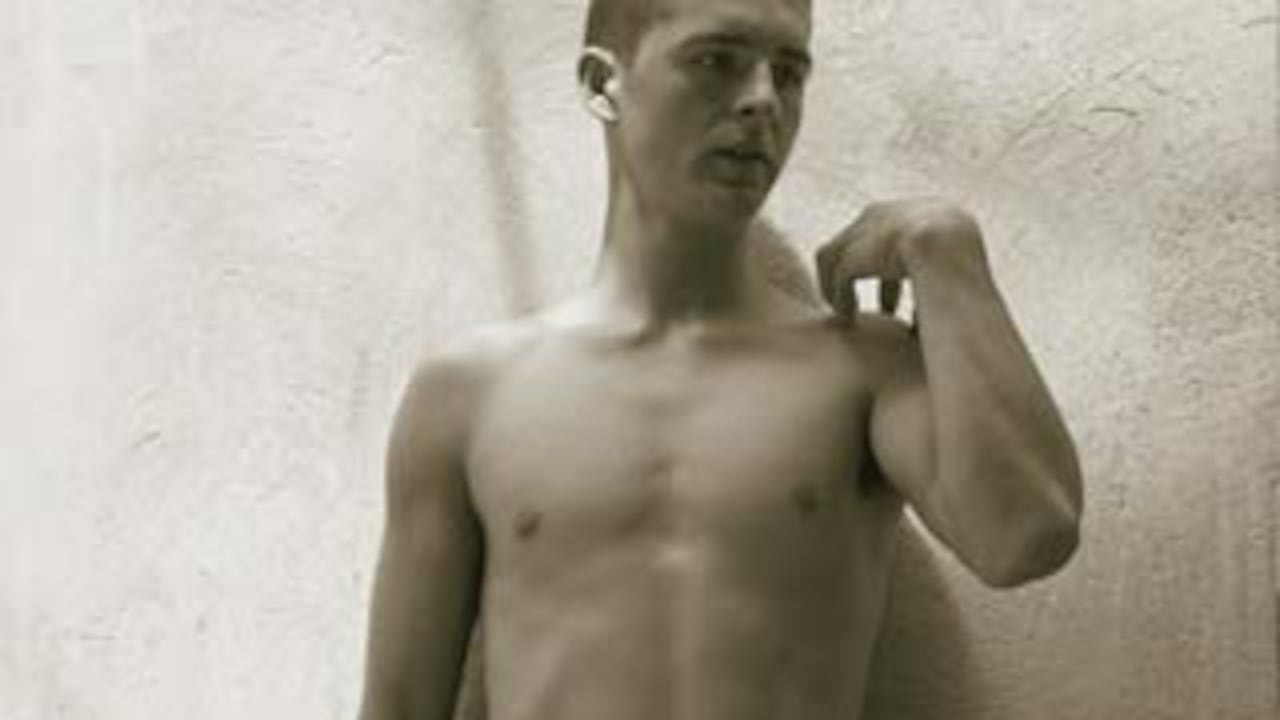 David, un soldado mutilado, posa como la famosa escultura de Miguel Angel