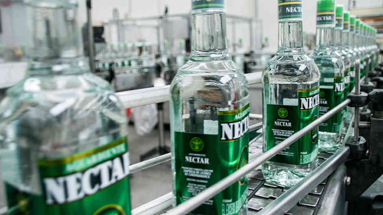 La ELC fue la primera en vender aguardiente sin azu´car para los colombianos.