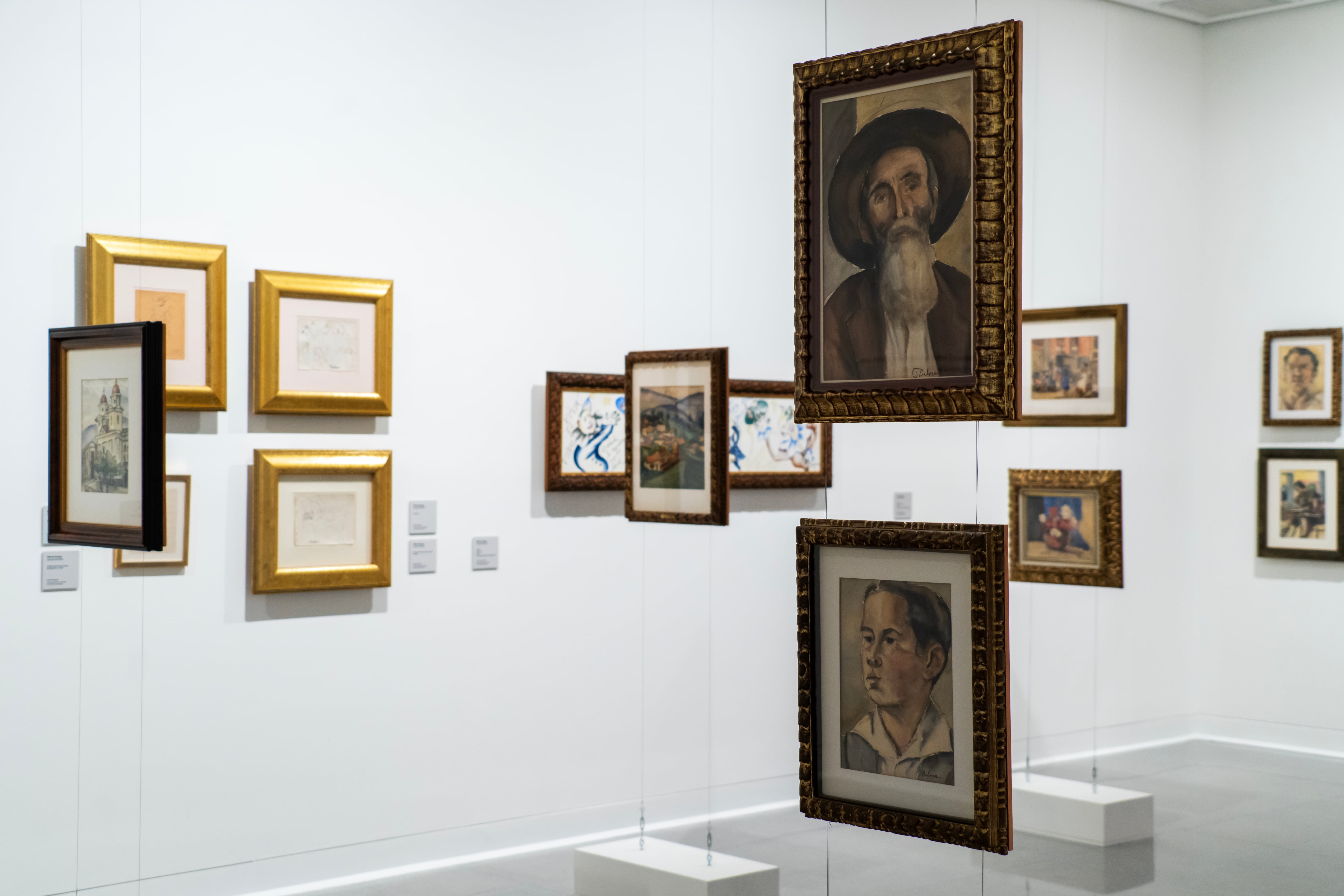 ‘El mundo en primera persona’ es una sala dedicada al universo íntimo de la maestra Débora Arango. En ella, el público podrá recorrer una selección de 118 obras que invitan a descubrir una dimensión más cercana, humana y personal de la artista.