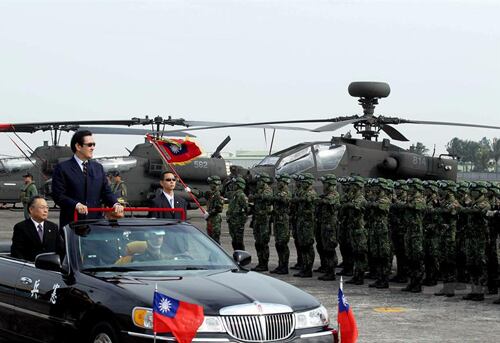 La armada taiwanesa siempre ha recibido ayuda militar por parte d Estados Unidos. En esta imagen se ve la entrega de seis helicópteros Apache