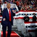 El candidato presidencial republicano y ahora presidente electo Donald Trump baila fuera del escenario al concluir un mitin de campaña en el J.S. Dorton Arena el 4 de noviembre de 2024 en Raleigh, Carolina del Norte. A un día de las elecciones generales, Trump está haciendo campaña para la reelección en los estados disputados de Carolina del Norte, Pensilvania y Michigan. (Foto de Chip Somodevilla/Getty Images)