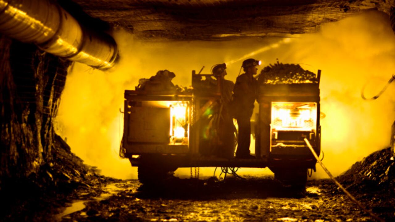 Martín, de 10 años, excava con sus primos de 9 y 11 en una mina a cielo abierto en El Callao, pueblo de Venezuela ensordecido por el estruendo de molinos que trituran piedras para buscar oro. No sabe leer, pero detecta con rapidez trazas doradas en la tierra.
