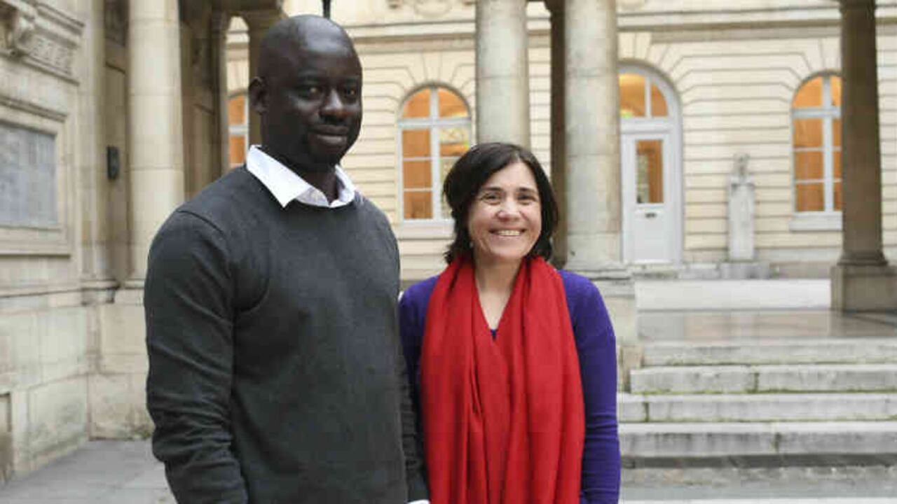 La historiadora de arte francesa Benedicte Savoy y al escritor senegalés Felwine Sarr. Foto: Alain Jocard | AFP.